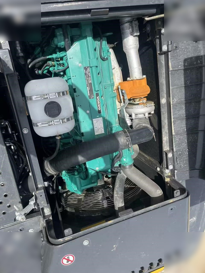 Excavadora de cadenas VOLVO EC240: foto 8