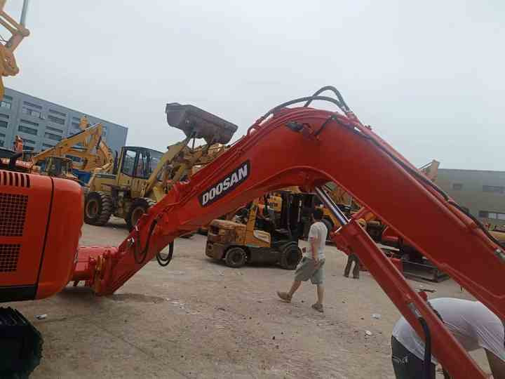 Used Mini Excavator DX55-9C Doosan Excavator 5 Tonnes High Performance Low Price for Sale Dh55 Dh60 Dx55 Dx60 in Stock - Miniexcavadora: foto 3 Used Mini Excavator DX55-9C Doosan Excavator 5 Tonnes High Performance Low Price for Sale Dh55 Dh60 Dx55 Dx60 in Stock - Miniexcavadora: foto 3