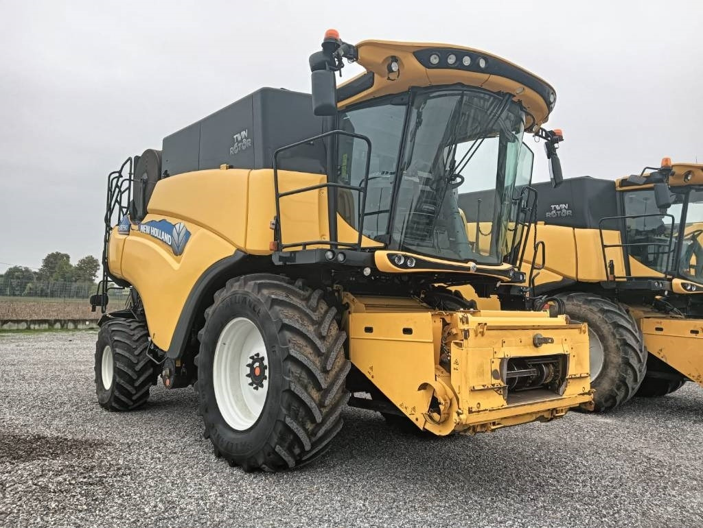 New Holland CR 7.90 - Cosechadora de granos: foto 1 New Holland CR 7.90 - Cosechadora de granos: foto 1
