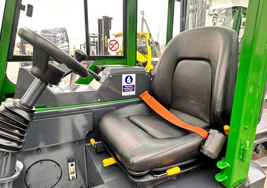 Combilift C2500CB / TRIPLEX / DIESEL / 4900MM / FREE LIFT / POSITIONER 1720MM / LIKE NEW - Carretilla de 4 vías: foto 5 Combilift C2500CB / TRIPLEX / DIESEL / 4900MM / FREE LIFT / POSITIONER 1720MM / LIKE NEW - Carretilla de 4 vías: foto 5