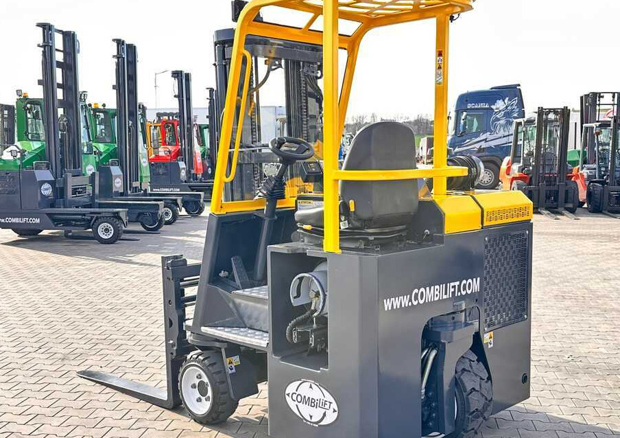 Combilift C3000CB / GAS / TRIPLEX / 4900MM / FREE LIFT / FORK POSITIONER / SIC3000CB / GAS / TRIPLEX / 4900MM / FREE LIFT / FORK POSITIONER / SIDE SHIFT / LIKE NEWDE SHIFT / LIKE NEW - Carretilla de 4 vías: foto 5 Combilift C3000CB / GAS / TRIPLEX / 4900MM / FREE LIFT / FORK POSITIONER / SIC3000CB / GAS / TRIPLEX / 4900MM / FREE LIFT / FORK POSITIONER / SIDE SHIFT / LIKE NEWDE SHIFT / LIKE NEW - Carretilla de 4 vías: foto 5