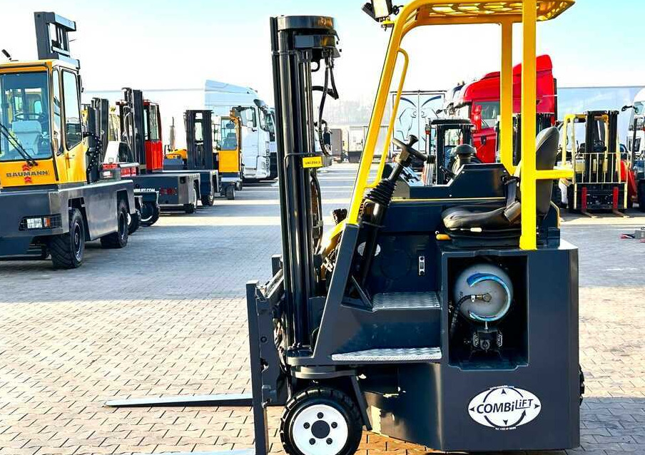 Combilift C3000CB / LPG / TRIPLEX - 4900MM / LPG / FREE LIFT / POSITIONER / FORK SIDE SHIFT / ONLY 7454 MTH / LIKE NEW - Carretilla de 4 vías: foto 3 Combilift C3000CB / LPG / TRIPLEX - 4900MM / LPG / FREE LIFT / POSITIONER / FORK SIDE SHIFT / ONLY 7454 MTH / LIKE NEW - Carretilla de 4 vías: foto 3