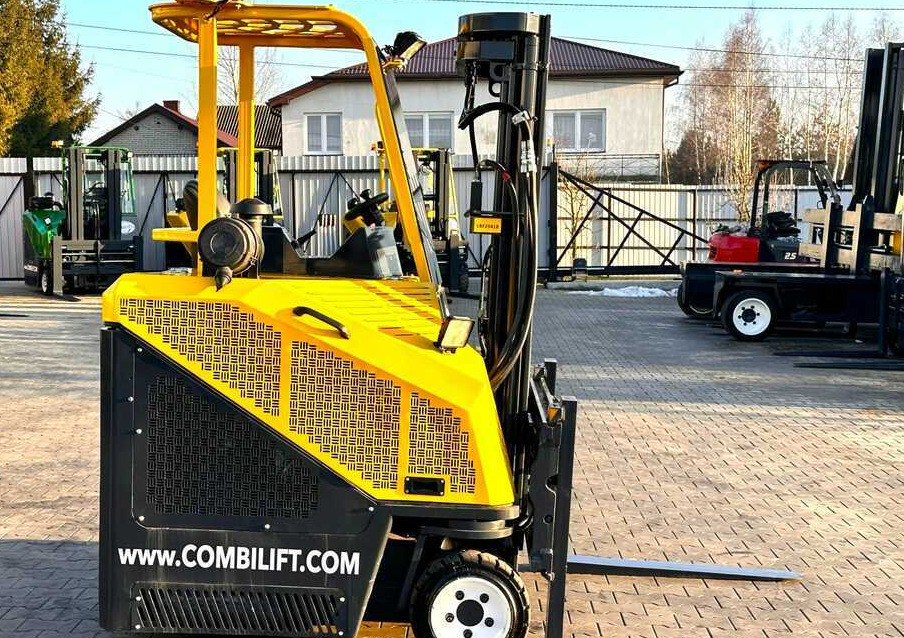 Combilift C3000CB / LPG / TRIPLEX - 4900MM / LPG / FREE LIFT / POSITIONER / FORK SIDE SHIFT / ONLY 7454 MTH / LIKE NEW - Carretilla de 4 vías: foto 5 Combilift C3000CB / LPG / TRIPLEX - 4900MM / LPG / FREE LIFT / POSITIONER / FORK SIDE SHIFT / ONLY 7454 MTH / LIKE NEW - Carretilla de 4 vías: foto 5
