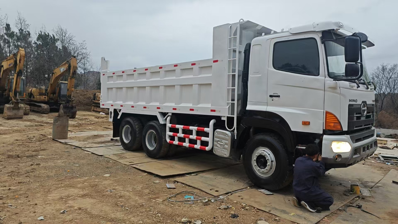 HINO HINO 700 - Camión volquete: foto 1 HINO HINO 700 - Camión volquete: foto 1