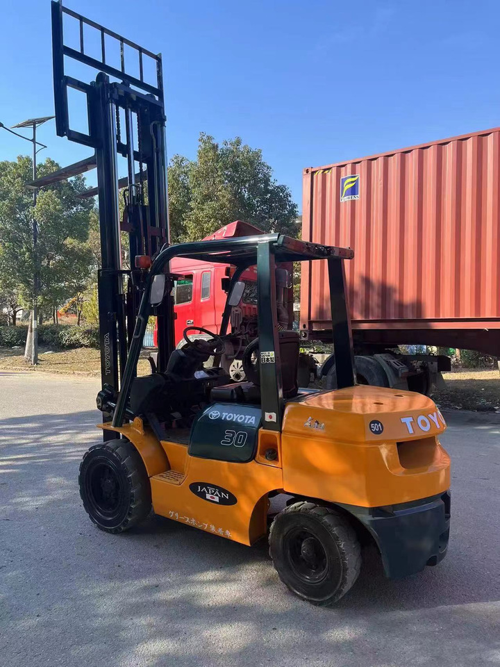 TOYOTA 3 tons 2 stages - Carretilla elevadora diésel: foto 2 TOYOTA 3 tons 2 stages - Carretilla elevadora diésel: foto 2