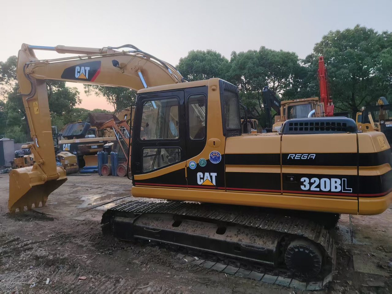 CATERPILLAR 320B - Excavadora de cadenas: foto 1 CATERPILLAR 320B - Excavadora de cadenas: foto 1