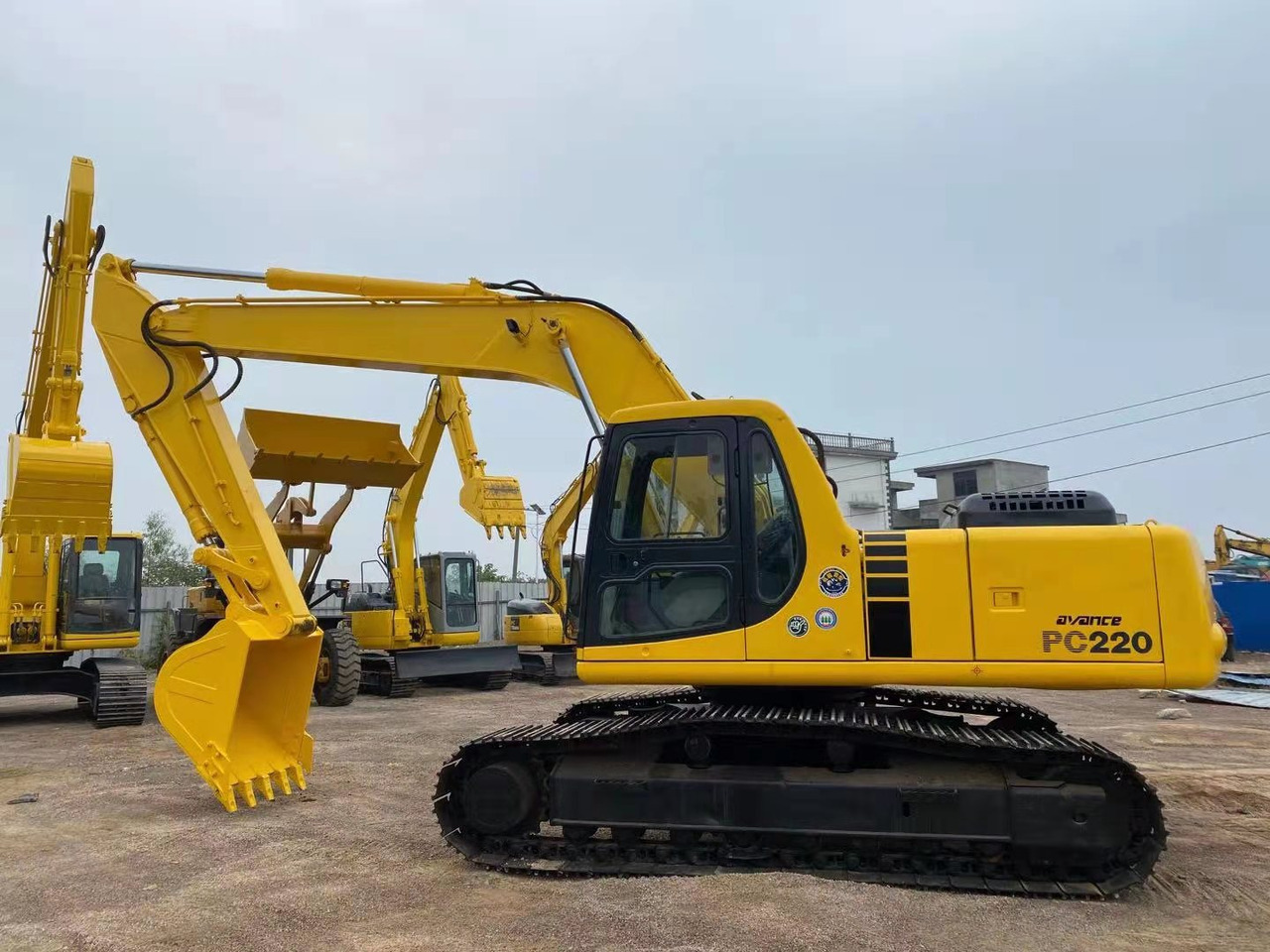 KOMATSU PC220-6 - Excavadora de cadenas: foto 1 KOMATSU PC220-6 - Excavadora de cadenas: foto 1