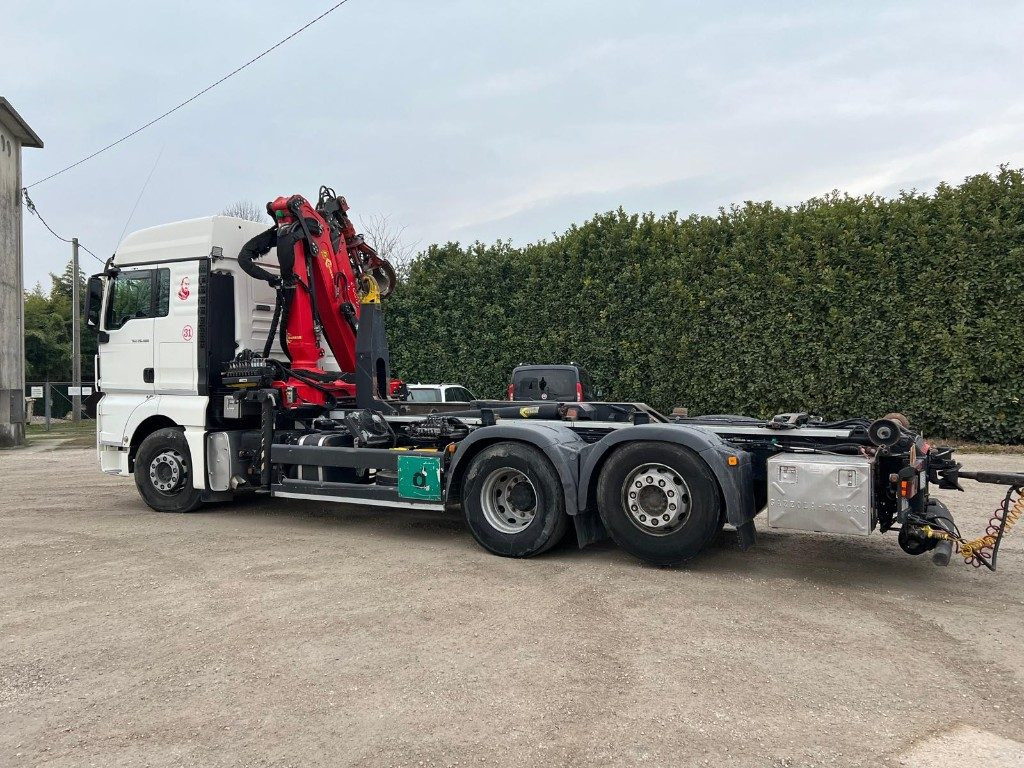 MAN TGX 26.480 SCARRABILE CON GRU - Camión multibasculante, Camión grúa: foto 4 MAN TGX 26.480 SCARRABILE CON GRU - Camión multibasculante, Camión grúa: foto 4