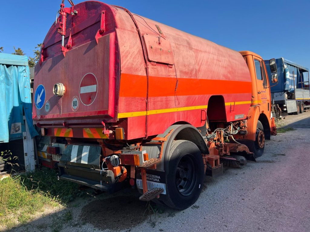 MERCEDES-BENZ MERCEDES AUTOSPAZZATRICE USATA - Barredora vial: foto 3 MERCEDES-BENZ MERCEDES AUTOSPAZZATRICE USATA - Barredora vial: foto 3