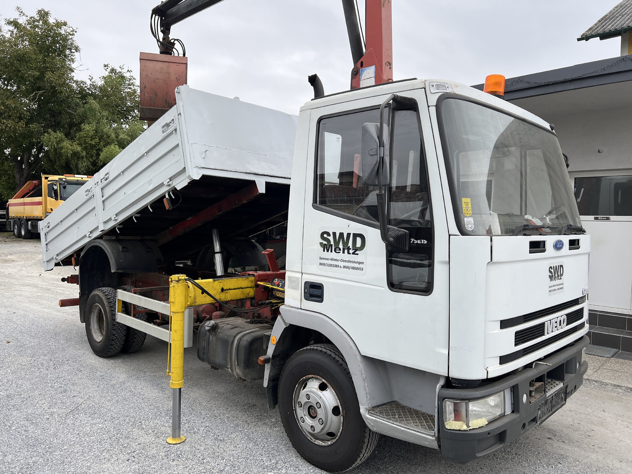 IVECO EUROCARGO 75E15 Kipper mit Kran - Camión volquete, Camión grúa: foto 2 IVECO EUROCARGO 75E15 Kipper mit Kran - Camión volquete, Camión grúa: foto 2