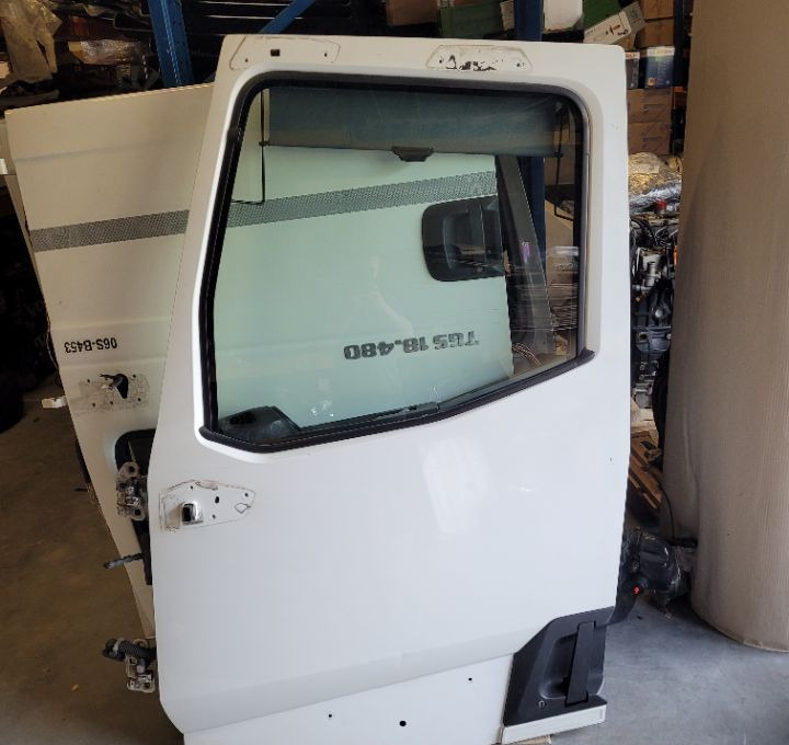 DRZWI LEWE RENAULT RANGE T GAMA - Puerta y piezas para Camión: foto 1 DRZWI LEWE RENAULT RANGE T GAMA - Puerta y piezas para Camión: foto 1