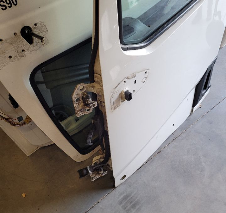 DRZWI LEWE RENAULT RANGE T GAMA - Puerta y piezas para Camión: foto 3 DRZWI LEWE RENAULT RANGE T GAMA - Puerta y piezas para Camión: foto 3