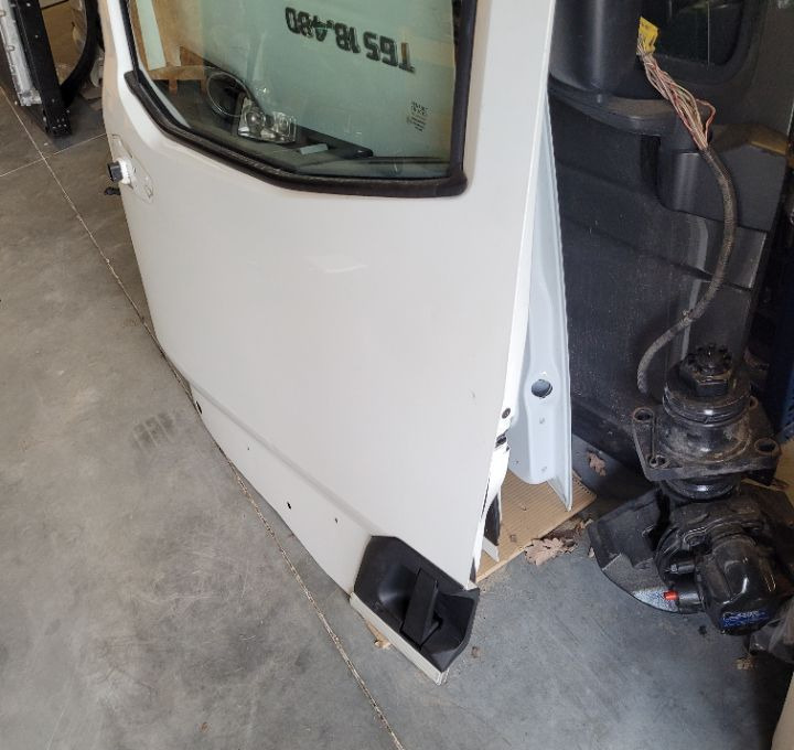 DRZWI LEWE RENAULT RANGE T GAMA - Puerta y piezas para Camión: foto 2 DRZWI LEWE RENAULT RANGE T GAMA - Puerta y piezas para Camión: foto 2