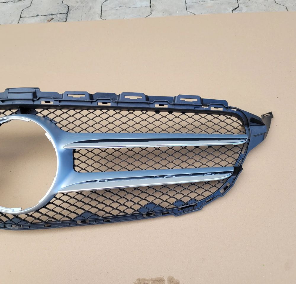 GRILL ATRAPA MERCEDES C KLASA A205 880 01 83 - Parrilla para Camión: foto 2 GRILL ATRAPA MERCEDES C KLASA A205 880 01 83 - Parrilla para Camión: foto 2