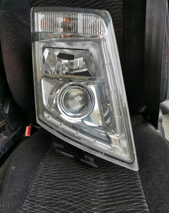LAMPA XENON VOLVO FH 13 ORYGINAŁ PRAWA - Faro delantero para Camión: foto 1 LAMPA XENON VOLVO FH 13 ORYGINAŁ PRAWA - Faro delantero para Camión: foto 1