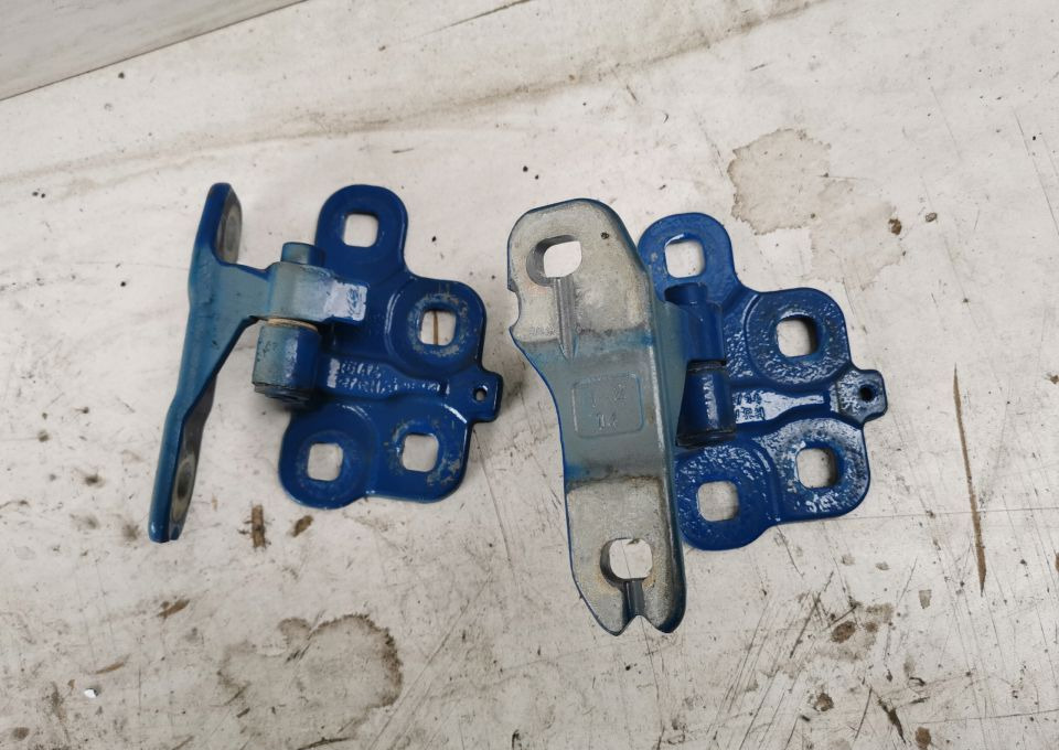 ZAWIASY DRZWI VOLVO FH4 RH. 2SZT. - Puerta y piezas para Camión: foto 1 ZAWIASY DRZWI VOLVO FH4 RH. 2SZT. - Puerta y piezas para Camión: foto 1