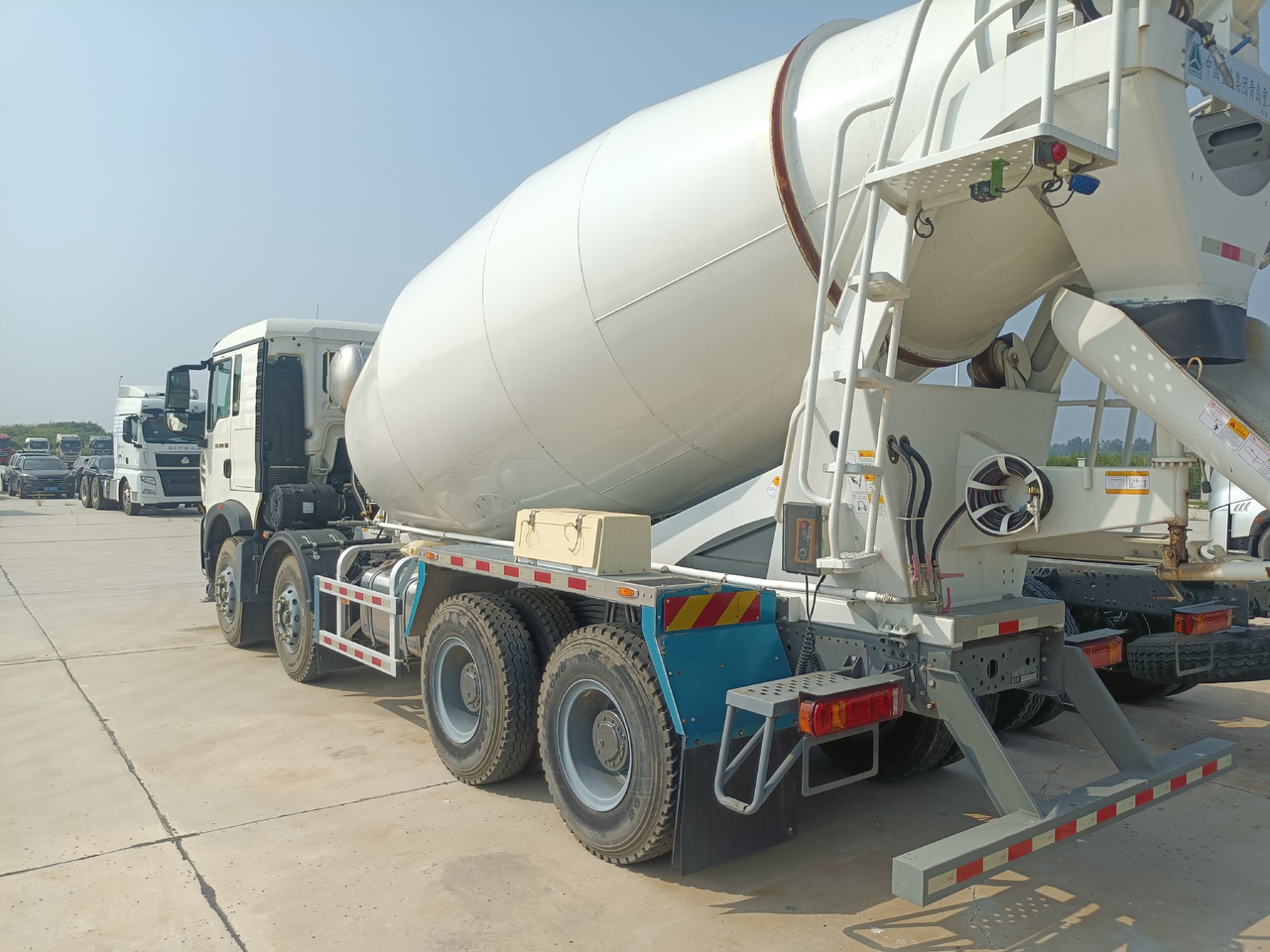 HOWO TX350 Cement Mixer Truck - Camión hormigonera: foto 4 HOWO TX350 Cement Mixer Truck - Camión hormigonera: foto 4