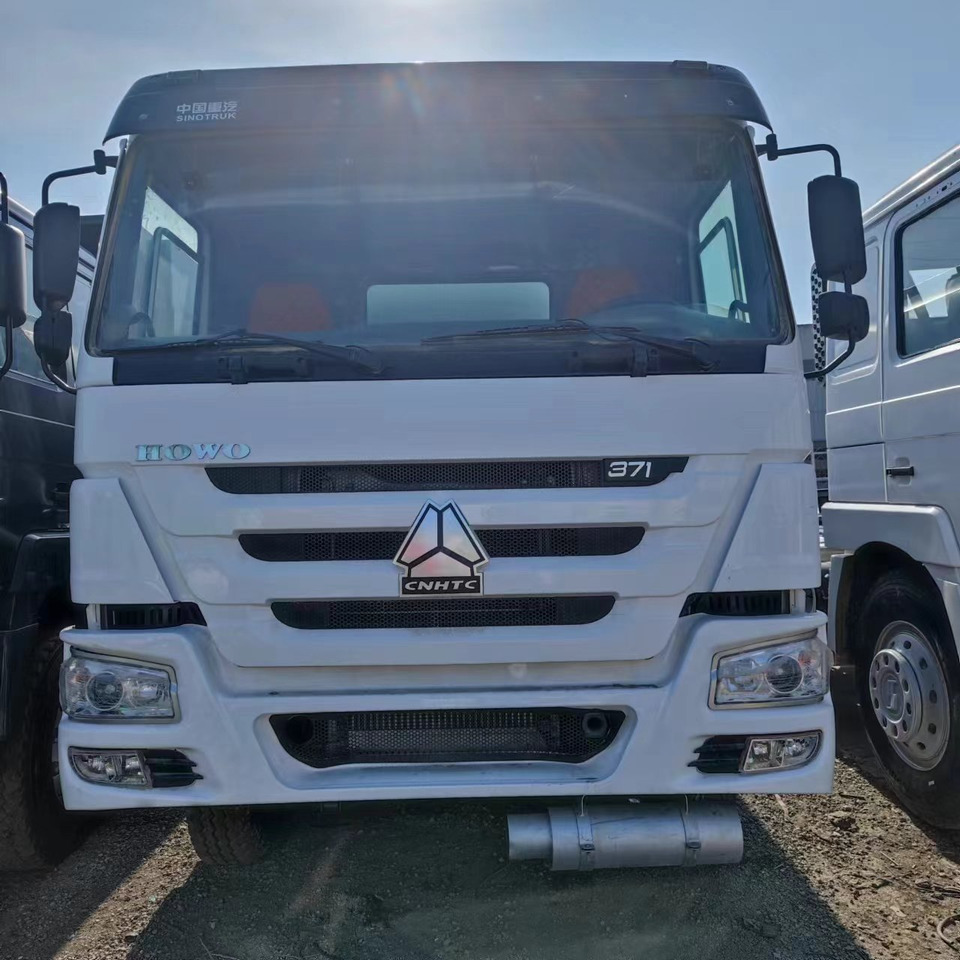 SINOTRUK HOWO 371 Fuel Tanker Truck Reliable Tanker Vehicle - Camión cisterna: foto 2 SINOTRUK HOWO 371 Fuel Tanker Truck Reliable Tanker Vehicle - Camión cisterna: foto 2