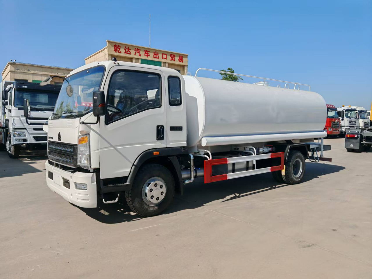 SINOTRUK Howo Water Tanker Click Here For DISCOUNT - Camión cisterna: foto 2 SINOTRUK Howo Water Tanker Click Here For DISCOUNT - Camión cisterna: foto 2