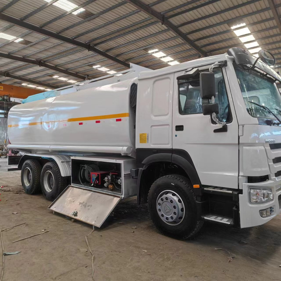 Sinotruck HOWO 371 Fuel Tanker Large Capacity Fuel Vehicle - Camión cisterna: foto 1 Sinotruck HOWO 371 Fuel Tanker Large Capacity Fuel Vehicle - Camión cisterna: foto 1