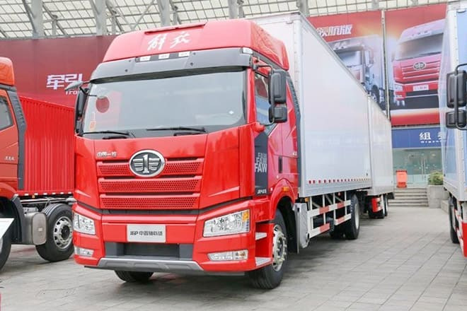 FAW Faw J6P Box Truck 4X2 for Sale in Sierra Leone - Camión caja cerrada: foto 1 FAW Faw J6P Box Truck 4X2 for Sale in Sierra Leone - Camión caja cerrada: foto 1