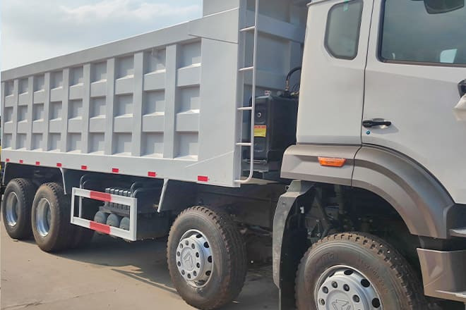 SINOTRUK Sinotruk Howo 8x4 Dump Truck for Sale in Guinea - Camión volquete: foto 2 SINOTRUK Sinotruk Howo 8x4 Dump Truck for Sale in Guinea - Camión volquete: foto 2