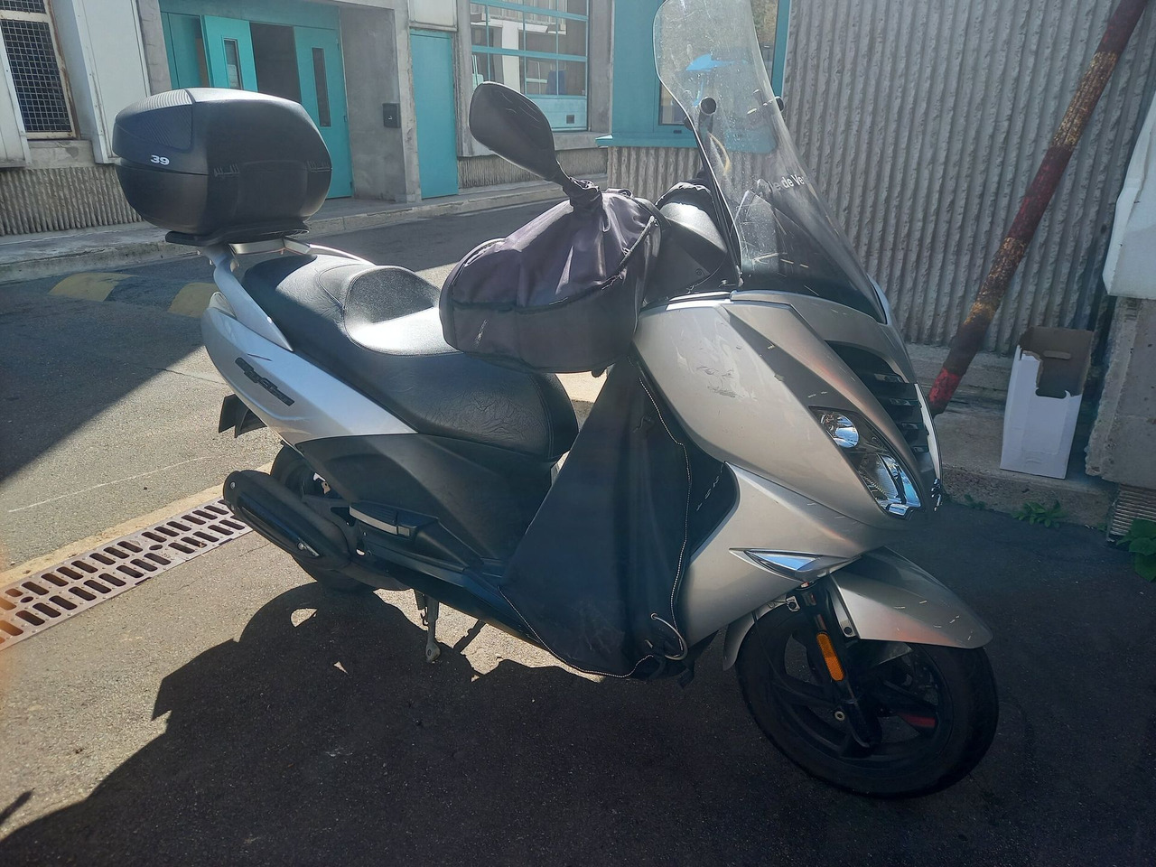 SCOOTER PEUGEOT CITYSTAR - Equipé d'un top case, tablier de - Motocicleta: foto 1 SCOOTER PEUGEOT CITYSTAR - Equipé d'un top case, tablier de - Motocicleta: foto 1