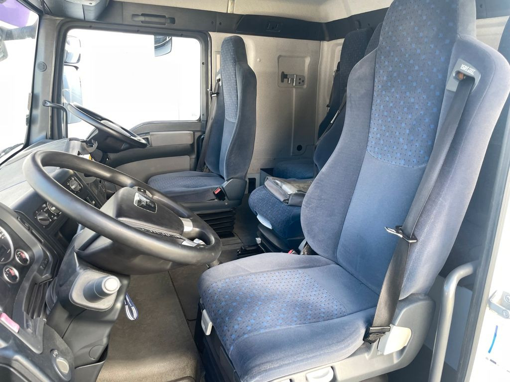 MAN TGA 18.350 Schalter FAHRSCHULE Driving Shool - Camión caja cerrada: foto 5 MAN TGA 18.350 Schalter FAHRSCHULE Driving Shool - Camión caja cerrada: foto 5