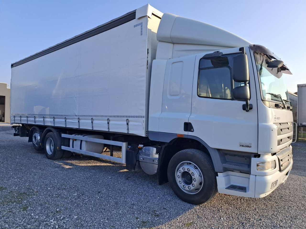 DAF CF 75.360 8,5m - Camión lona: foto 2 DAF CF 75.360 8,5m - Camión lona: foto 2