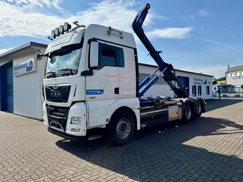 MAN TGX 26.580 BL 6x2 Zwillingbereifte Liftachse Abroller Hiab Funk- - Camión multibasculante: foto 1 MAN TGX 26.580 BL 6x2 Zwillingbereifte Liftachse Abroller Hiab Funk- - Camión multibasculante: foto 1