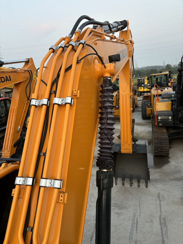 HYUNDAI 220LC—9S Hyundai 20 ton excavator in stock bucket hammer Customizable - Excavadora de cadenas: foto 3 HYUNDAI 220LC—9S Hyundai 20 ton excavator in stock bucket hammer Customizable - Excavadora de cadenas: foto 3