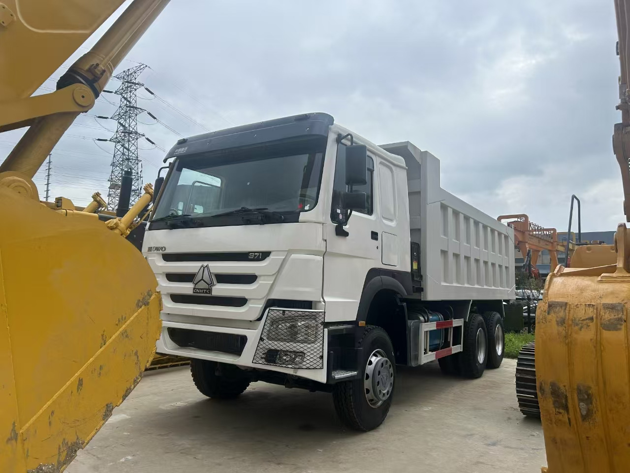 SINOTRUK howo 371 6x4 dump truck - Dúmper: foto 4 SINOTRUK howo 371 6x4 dump truck - Dúmper: foto 4