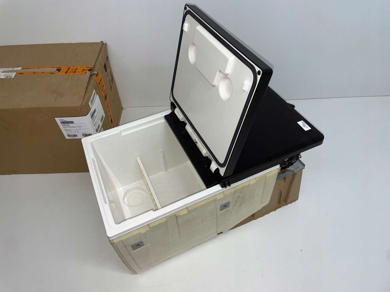 LODÓWKA CHŁODZIARKA MAN TGS TGL TGM 3 TGS3 EURO 6 81639106400 - Cabina e interior para Camión: foto 3 LODÓWKA CHŁODZIARKA MAN TGS TGL TGM 3 TGS3 EURO 6 81639106400 - Cabina e interior para Camión: foto 3