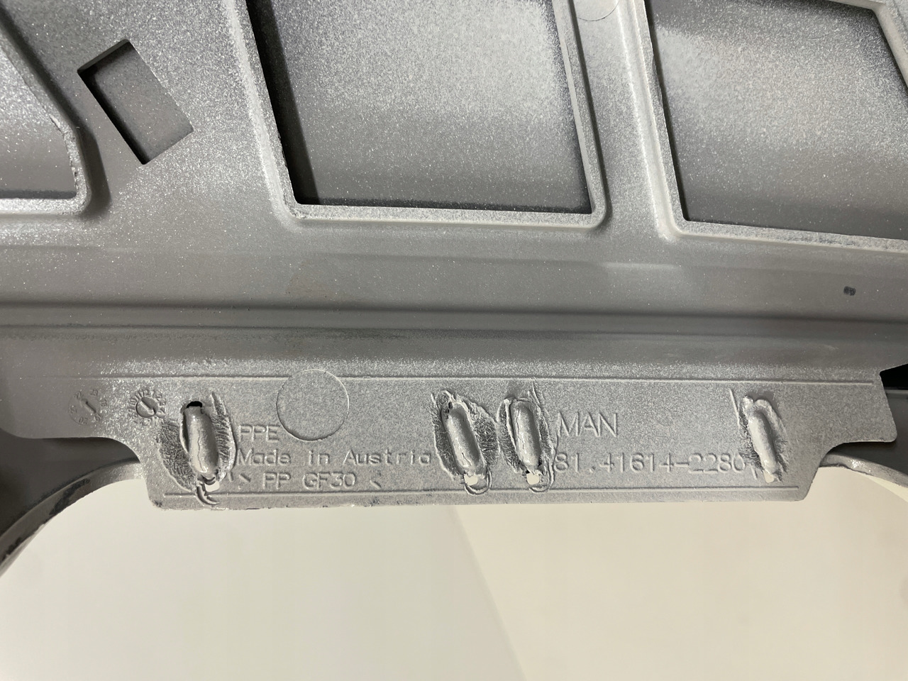 PRAWA OSŁONA ZDERZAKA ZDERZAK OKULAR MAN TGX3 TG3 TGX 3 81416142280 - Parachoques para Camión: foto 5 PRAWA OSŁONA ZDERZAKA ZDERZAK OKULAR MAN TGX3 TG3 TGX 3 81416142280 - Parachoques para Camión: foto 5