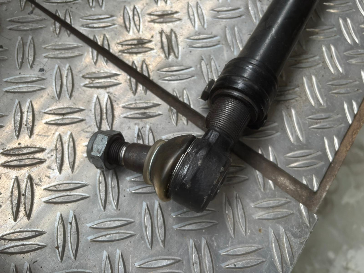 Gebrauchte MAN TGL 8.180 Spurstange / Lenkstange, Artikel - Nr. : 81.46610 - 6820 - Barra de acoplamiento para Camión: foto 4 Gebrauchte MAN TGL 8.180 Spurstange / Lenkstange, Artikel - Nr. : 81.46610 - 6820 - Barra de acoplamiento para Camión: foto 4