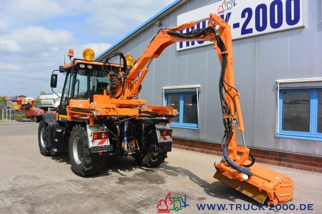 JCB Fastrac 4x4 inklusive Mulag Front u. Heck Mäher - Tractor municipal, Desbrozadora de brazo: foto 2 JCB Fastrac 4x4 inklusive Mulag Front u. Heck Mäher - Tractor municipal, Desbrozadora de brazo: foto 2