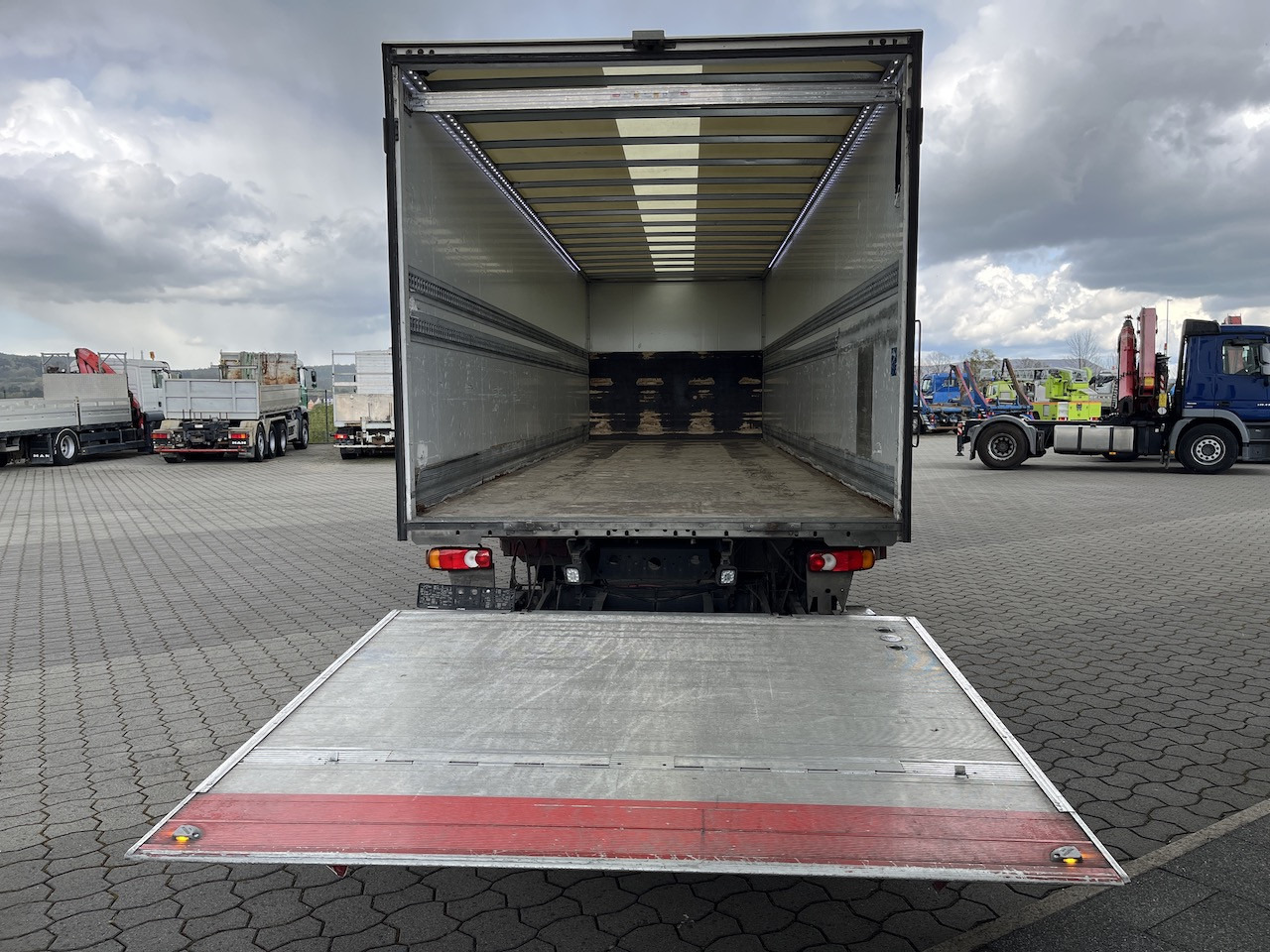 Iveco 120E25 Eurocargo 4x2 Koffer | Ladebordwand - Camión caja cerrada: foto 2 Iveco 120E25 Eurocargo 4x2 Koffer | Ladebordwand - Camión caja cerrada: foto 2