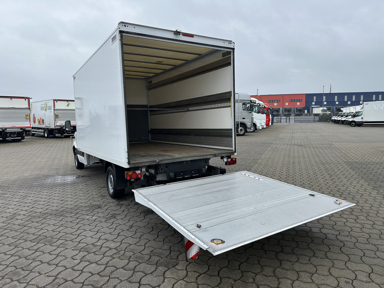 Mercedes-Benz Sprinter 319 CDI Koffer LBW RFK SH Tempomat - Furgoneta caja cerrada: foto 3 Mercedes-Benz Sprinter 319 CDI Koffer LBW RFK SH Tempomat - Furgoneta caja cerrada: foto 3