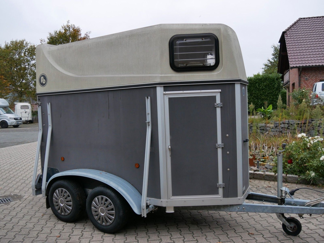 Blomert 1,5 Pferde Holz Poly - Remolque transporte de ganado: foto 1 Blomert 1,5 Pferde Holz Poly - Remolque transporte de ganado: foto 1