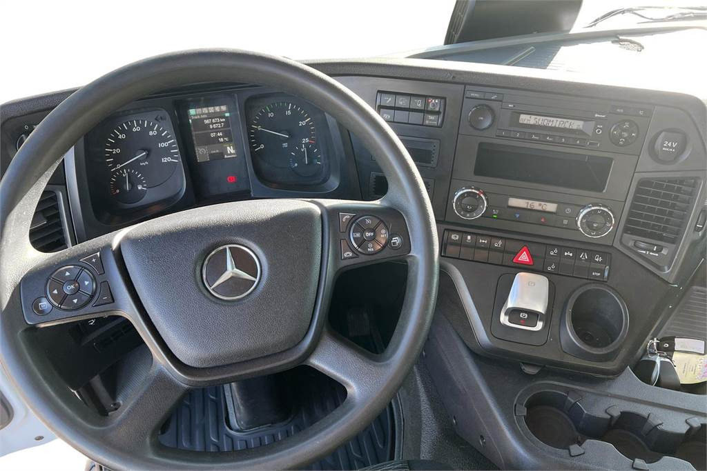 Foto del interior 2: Camión isotérmico Mercedes-Benz ACTROS 2546L-6X2/ 60 FRC 07/2026