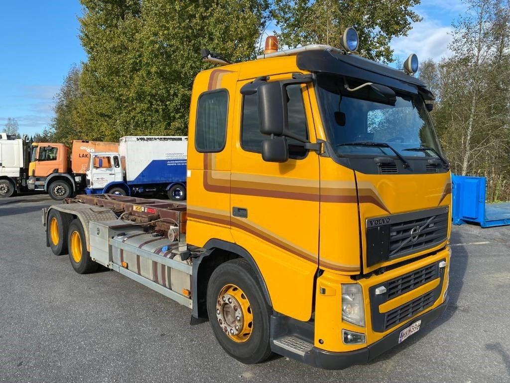 Volvo FH 13 420 - Camión portacontenedor de cadenas: foto 2 Volvo FH 13 420 - Camión portacontenedor de cadenas: foto 2