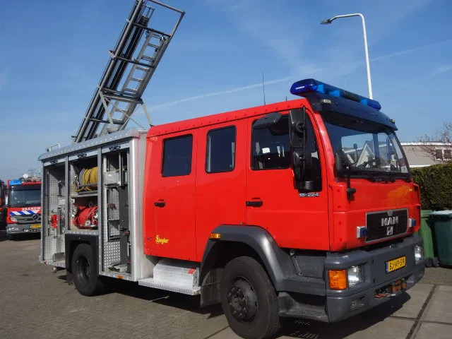 MAN 15 224-with winch 2500liter tank manual gearbox ,ziegler pomp - Camión de bomberos: foto 1 MAN 15 224-with winch 2500liter tank manual gearbox ,ziegler pomp - Camión de bomberos: foto 1