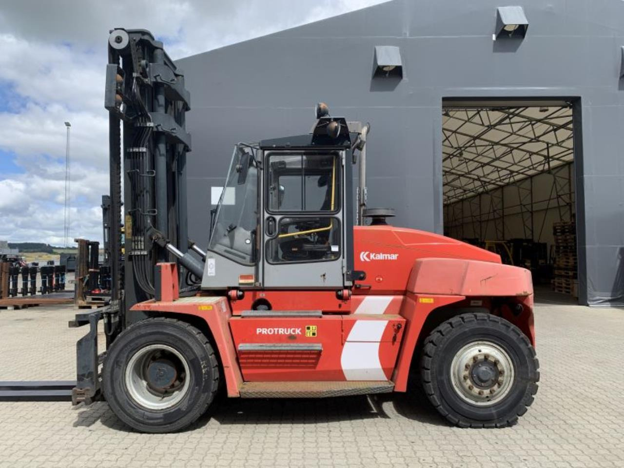 Kalmar DCE100-6 - Carretilla elevadora diésel: foto 1 Kalmar DCE100-6 - Carretilla elevadora diésel: foto 1
