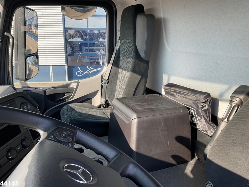 Foto del interior 2: Camión portavehículos Mercedes-Benz Antos 2124 Hydraulische oprijramp Just 31.346 km!