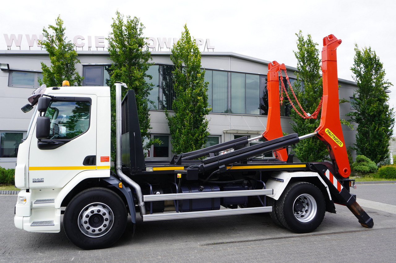 Camión portacontenedor de cadenas DAF LF 55.220 Skip loader GUIMA PALFINGER M14T: foto 17