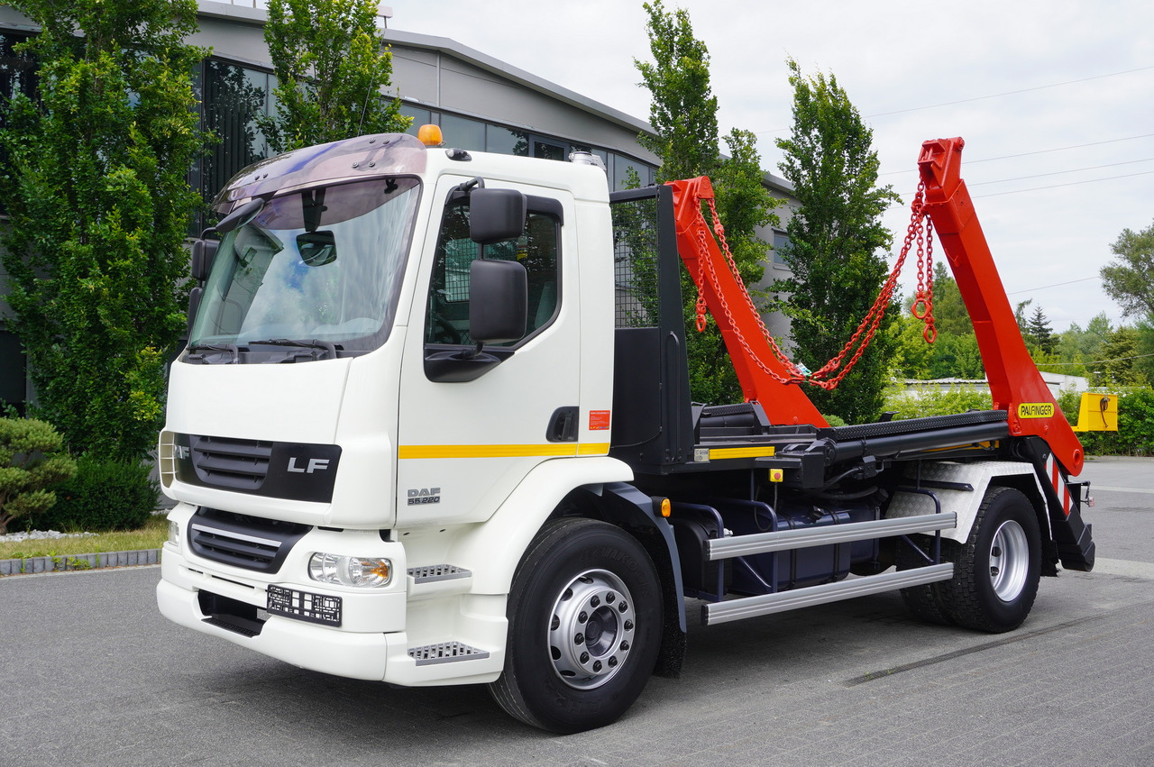 DAF LF 55.220 Skip loader GUIMA PALFINGER M14T - Camión portacontenedor de cadenas: foto 1 DAF LF 55.220 Skip loader GUIMA PALFINGER M14T - Camión portacontenedor de cadenas: foto 1