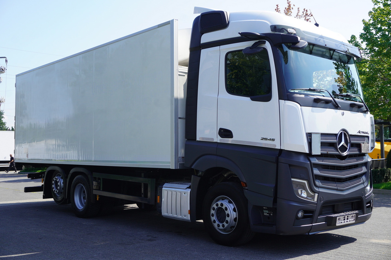 MERCEDES-BENZ Actros 2545 MP5 6×2 E6 / Kiesling meat hook refrigerator / Carrier Supra 1250 / 2022 - Camión frigorífico: foto 5 MERCEDES-BENZ Actros 2545 MP5 6×2 E6 / Kiesling meat hook refrigerator / Carrier Supra 1250 / 2022 - Camión frigorífico: foto 5