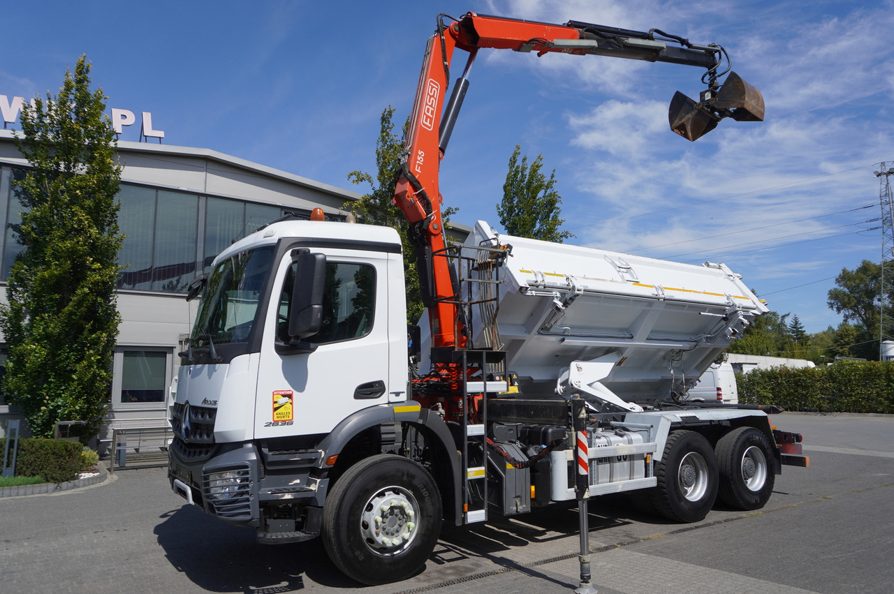 MERCEDES-BENZ Arocs 2636 / 6x4 / HDS Fassi / 3-Way Tipper / Bortmatic - Camión grúa: foto 2 MERCEDES-BENZ Arocs 2636 / 6x4 / HDS Fassi / 3-Way Tipper / Bortmatic - Camión grúa: foto 2