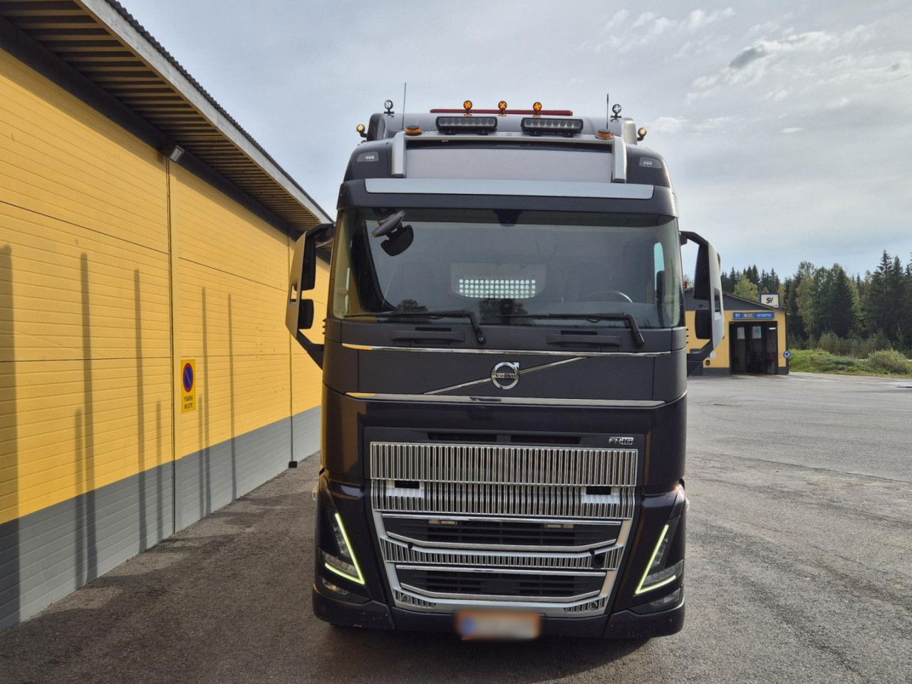 VOLVO FH 750 8x4 / 2 lifted axles / timber truck - Camión grúa: foto 5 VOLVO FH 750 8x4 / 2 lifted axles / timber truck - Camión grúa: foto 5