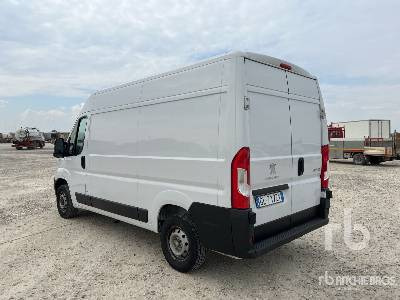 PEUGEOT BOXER 335 L3H2 2.2 BLUEHDI 140CV SeS ... - Camión caja cerrada: foto 2 PEUGEOT BOXER 335 L3H2 2.2 BLUEHDI 140CV SeS ... - Camión caja cerrada: foto 2